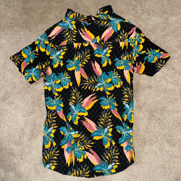 Departwest from Buckle Hawaiian Floral Short Sleeve Button Up Shirt - Picture 3 of 5